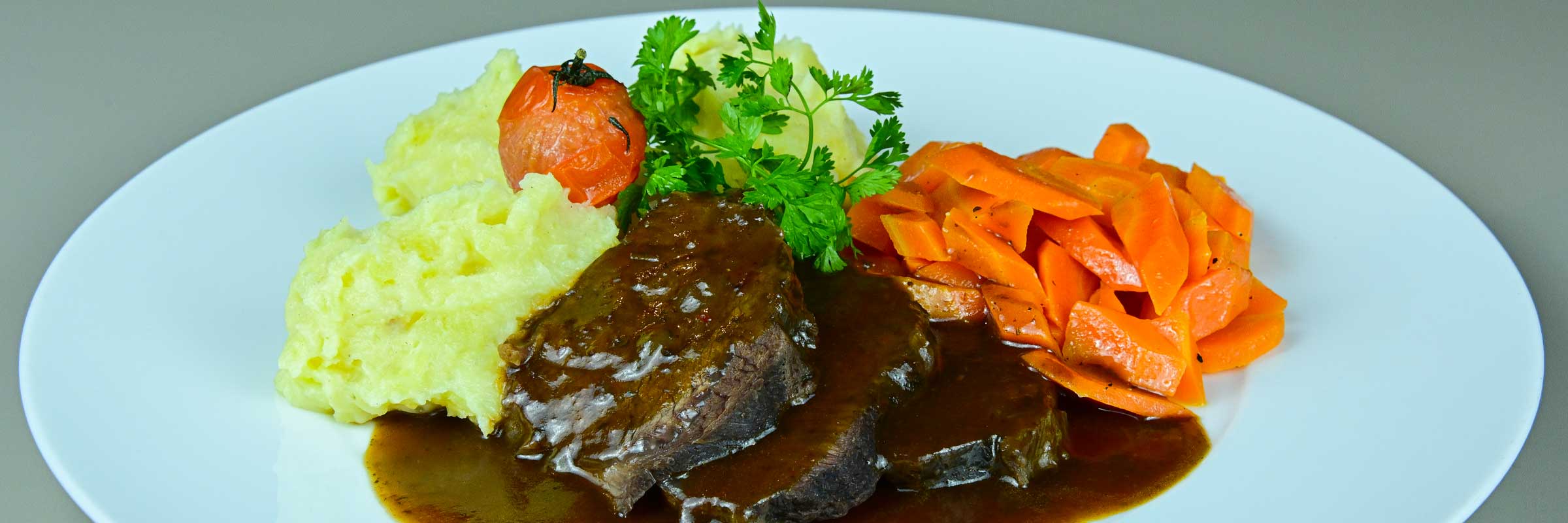 Geschmorte Rinderbäckchen, Vanillemöhren und Kartoffeltürmchen